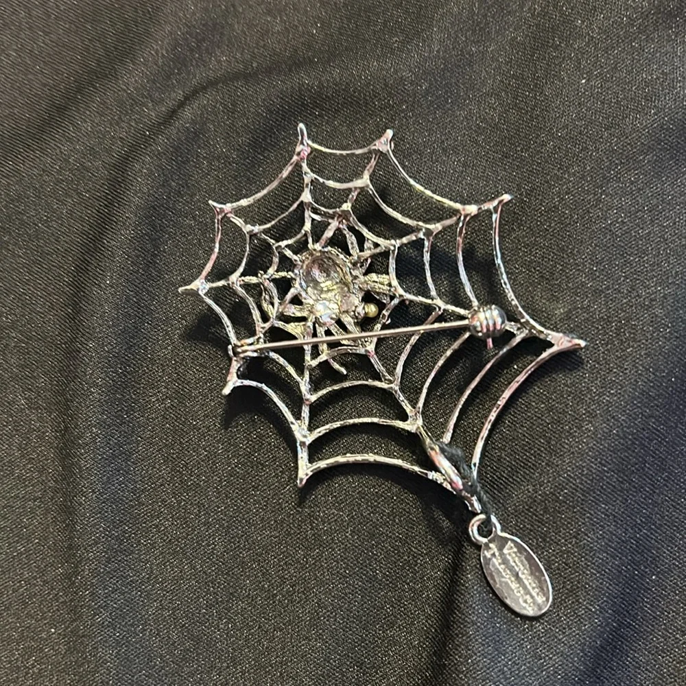 Spider in web pin - Picture 3 of 3